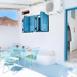 Beachfront Lampis Dolphin 4 בית נופש