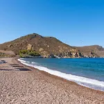 בית נופש Beachfront Lampis Dolphin 4