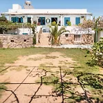בית נופש Beachfront Lampis Dolphin 4