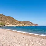 Beachfront Lampis Dolphin 4 בית נופש *