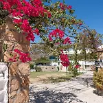 Beachfront Lampis Dolphin 4 בית נופש