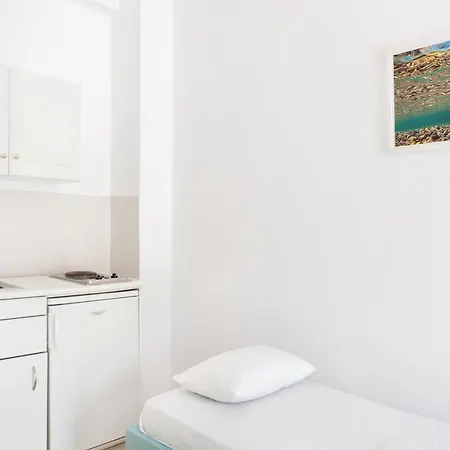 בית נופש Beachfront Lampis Dolphin 4 *