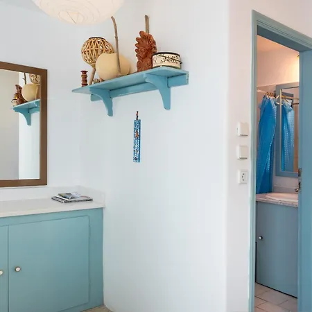 בית נופש Beachfront Lampis Dolphin 4 *