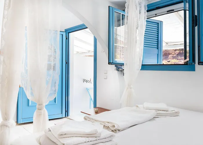 Beachfront Lampis Dolphin 4 سكالا