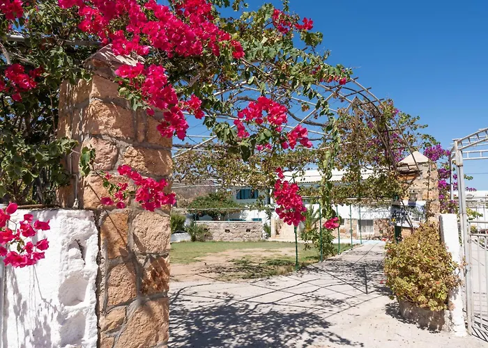 Beachfront Lampis Dolphin 4 بيت للعطل *